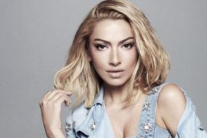 Hadise'den makyajsız yatak pozu