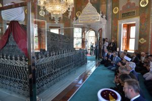 Fatih Sultan Mehmet T&uuml;rbesi'nde İstanbul'un Fethi 566. yıl d&ouml;n&uuml;m&uuml; kutlaması