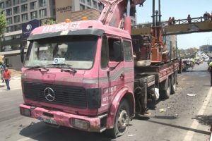 Kamyonun &uuml;zerindeki iş makinası &uuml;st ge&ccedil;ide &ccedil;arptı: 2 yaralı