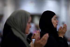 "Kadın ve erkekler aynı yerde ibadet etmeli"