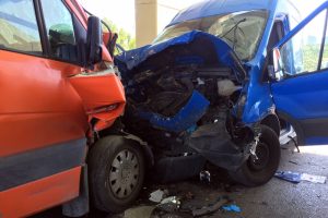 Esenler'de 2 ticari minib&uuml;s kafa kafaya &ccedil;arpıştı: 2 yaralı