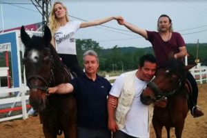 Wilma Elles ve Onur Akay'dan engelli &ccedil;ocuklara atla terapi!