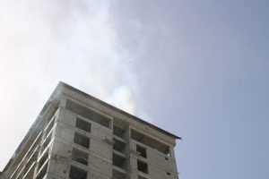 15 katlı inşaatın &ccedil;atısında yangın &ccedil;ıktı