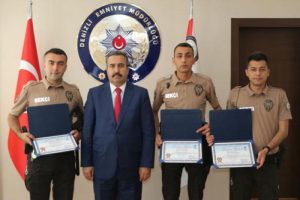 Validen kuyumcuyu soyan hırsızı yakalayan bek&ccedil;ilere plaket