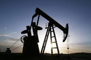Petrol fiyatları ekonomik gerileme endişeleri etkisiyle y&uuml;zde 1.0'den fazla d&uuml;şt&uuml;