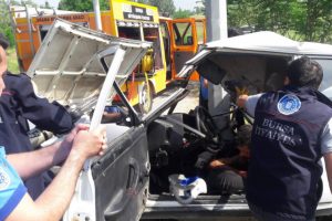 Bursa'da polisten ka&ccedil;arken kaza yapan otomobil hırsızları, ağır yaralandı