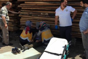 Bursa'da otomobil kereste istifine &ccedil;arptı, s&uuml;r&uuml;c&uuml; ağır yaralandı
