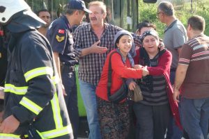Otomobil ile otob&uuml;s kafa kafaya &ccedil;arpıştı