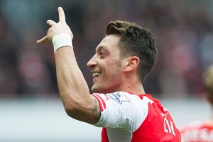 Dev finalde dikkat &ccedil;eken g&ouml;r&uuml;nt&uuml;! "Mesut &Ouml;zil Fener'e..."