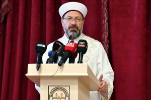 Diyanet Başkanı Erbaş: 300 bin vatandaşımız ile a&ccedil;ık havada teravih namazı kılacağız