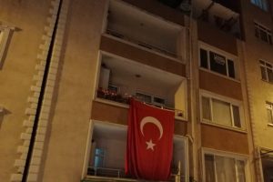Şehidimizin evi T&uuml;rk bayraklarıyla donatıldı