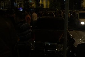 Direksiyon hakimiyeti kaybolan otomobil iki araca &ccedil;arptı: 3 yaralı