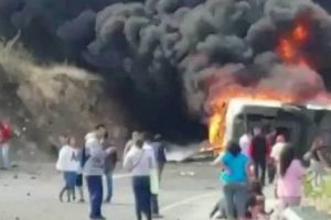 Meksika'da yolcu otob&uuml;s&uuml; ile TIR &ccedil;arpıştı: 21 &ouml;l&uuml;, 30 yaralı