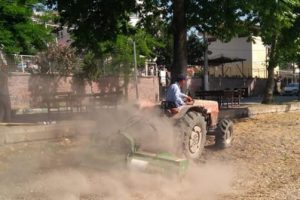 Bursa'da muhtar kendi trakt&ouml;r&uuml;yle sahili temizledi