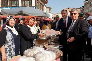 Bursa'da kadınların &uuml;rettiği y&ouml;resel gıdalar kapış kapış satıldı