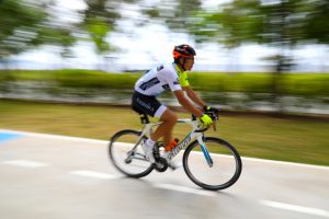 Kurbağa adam d&uuml;nya şampiyonluğu i&ccedil;in pedallıyor