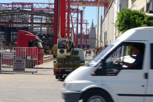 Boğazına demir &ccedil;ubuk saplandı