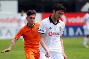 Beşiktaş, Hazar Torunoğulları ile profesyonel s&ouml;zleşme imzaladı