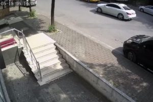 Gasp&ccedil;ıya beyzbol sopalı direniş kamerada
