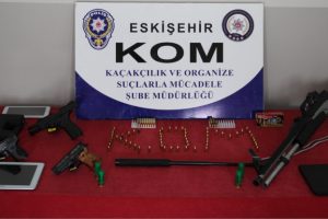 Eskişehir'de su&ccedil; &ouml;rg&uuml;t&uuml; operasyonu: 20 g&ouml;zaltı