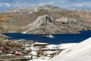 Eriyen karlar 7 bin metrekarelik g&ouml;l oluşturdu