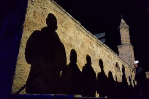Kosova'da saldırıya uğrayan tarihi camide teravih namazı kılındı