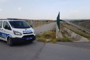 K&ouml;pr&uuml;den raylara atlayan gen&ccedil; kız, ağır yaralandı