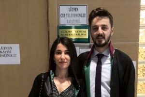Hakimin 'Eteğinin boyu kısa' dediği avukat, adliyeye bug&uuml;n de aynı kıyafetle gitti