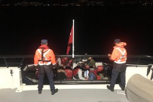 Sahil g&uuml;venlik ekipleri ka&ccedil;ak g&ouml;&ccedil;menlere g&ouml;z a&ccedil;tırmıyor