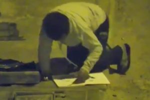 İş adamı, sokak lambasında ders &ccedil;alışan &ccedil;ocuğa ev bağışladı