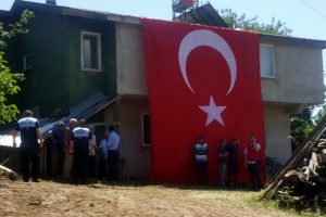 Şehit Teğmen Raşit Aydın'ın babaevinde g&ouml;zyaşı