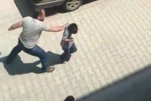 Sokak ortasında baba şiddeti! 2 oğlunu tekme tokat d&ouml;vd&uuml;