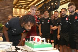 Milli futbolcu Nazım Sangare'nin doğum g&uuml;n&uuml; kutlandı