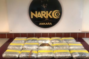 Narkotik ekipleri 16.5 kilo skunk ele ge&ccedil;irdi