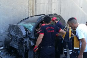 K&ouml;pr&uuml; ayağına &ccedil;arpan ara&ccedil;ta sıkışan s&uuml;r&uuml;c&uuml;y&uuml; itfaiye kurtardı
