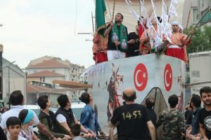 Bursa'da Fatih'in gemisini karadan y&uuml;r&uuml;tt&uuml;ler