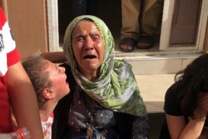 Yaşlı kadın evinin yanışını g&ouml;zyaşlarıyla izledi