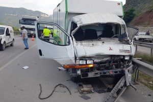 Kamyonette sıkışanları kurtarmak i&ccedil;in seferber oldular