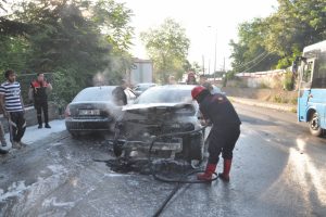 Seyir halindeki otomobil alev alev yandı