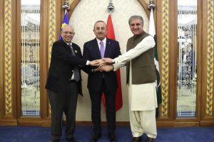 Bakan &Ccedil;avuşoğlu Malezyalı ve Pakistanlı mevkidaşları ile g&ouml;r&uuml;şt&uuml;