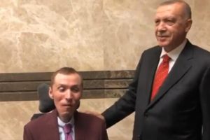 Cumhurbaşkanı Erdoğan, DMD hastası gen&ccedil;le g&ouml;r&uuml;şt&uuml;