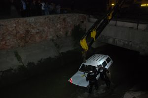 El frenini &ccedil;ekmeyi unuttuğu otomobil sulama kanalına u&ccedil;tu