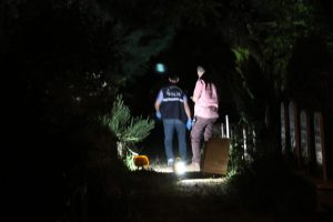 Deprem Mezarlığı'nda k&ouml;peğini arayan &ccedil;ocuklar kavanoz i&ccedil;inde cenin buldu