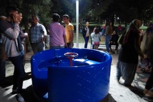 Parkta oyuncağa sa&ccedil;ı kapılan Suriyeli &ccedil;ocuk yaralandı