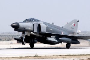 F-4 savaş u&ccedil;ağı iniş sırasında arızalandı, iki pilot atlayarak kurtuldu