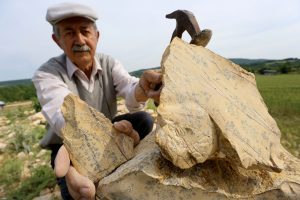 Bursa'da 64 yaşındaki 'Taş' koleksiyoncusu g&ouml;renleri şaşırtıyor