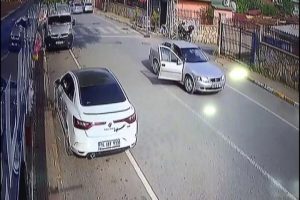 D&ouml;vd&uuml;ğ&uuml; kadını otomobilden attı