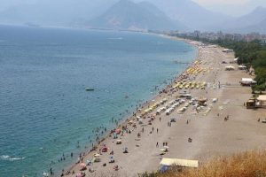 Antalya n&uuml;fusu bayramda ikiye katlanıyor