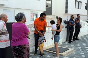 Kahraman anne 2 &ccedil;ocuğunu yangından kurtardı