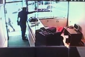 İş yeri sahibi namaz kılarken 30 bin liralık altını &ccedil;aldı